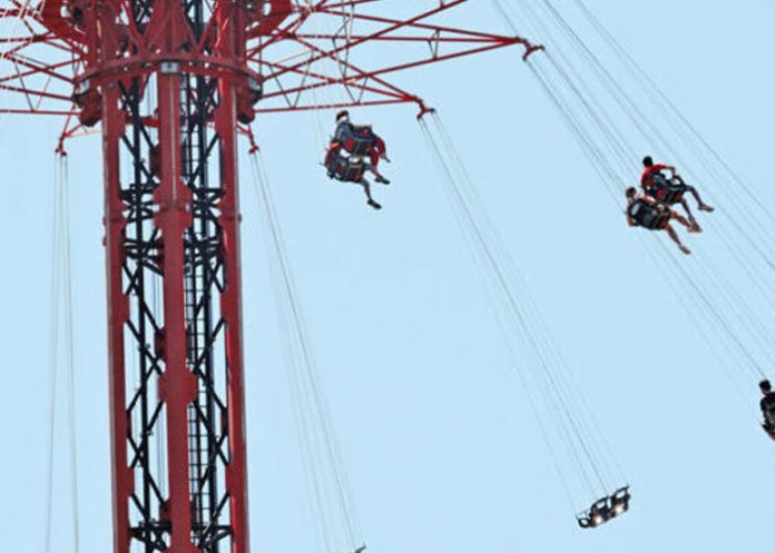 Foto: 14 personas heridas al desplomarse atracción en parque de Irlanda / Referencia