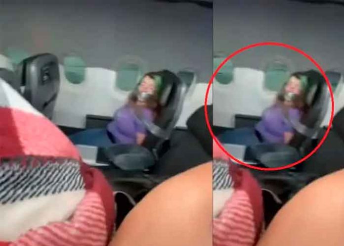 avion- Amarran con cinta a pasajera que intentó abrir la puerta de un avión