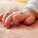 Padre golpea a su bebé hasta casi matarlo Bebé es golpeado por su padre en México