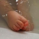 reino unido, bebe, accidente, bañera,