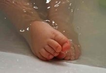 R. Unido: Bebé murió ahogada en una bañera porque su mamá la dejó sola reino unido, bebe, accidente, bañera,