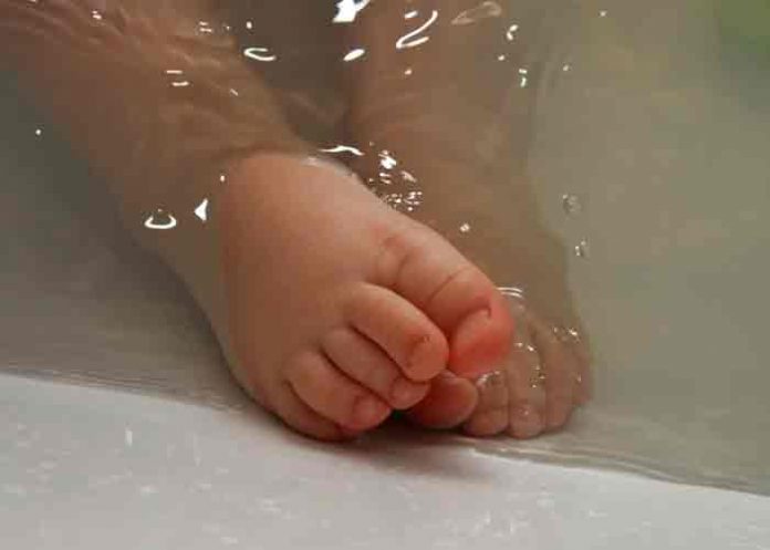 reino unido, bebe, accidente, bañera,