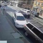 Policías de EE.UU rescatan a una bebé atrapada debajo de un coche