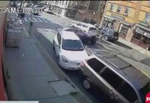 Policías de EE.UU rescatan a una bebé atrapada debajo de un coche Policías de EE.UU rescatan a una bebé atrapada debajo de un coche