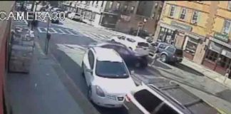 Policías de EE.UU rescatan a una bebé atrapada debajo de un coche