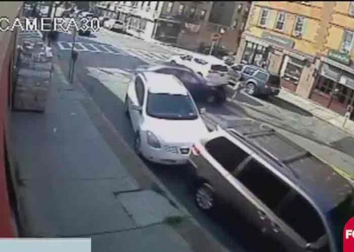 Policías de EE.UU rescatan a una bebé atrapada debajo de un coche