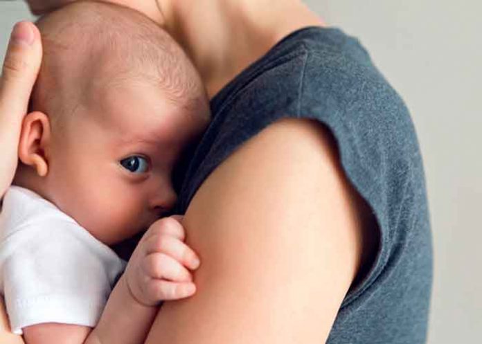 Increíble video: Mujer rusa atrapa a un bebé que cayó de un edificio