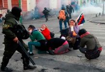 Al menos 13 detenidos por masacres durante golpe de Estado en Bolivia Policía de Bolivia reprimiendo a manifestantes