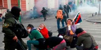 Policía de Bolivia reprimiendo a manifestantes