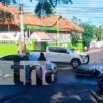 Motociclista se pasa señal de alto y es catapultado por un vehículo en Managua