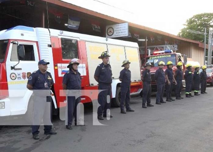 Equipos de bomberos que van para estación en Chontales