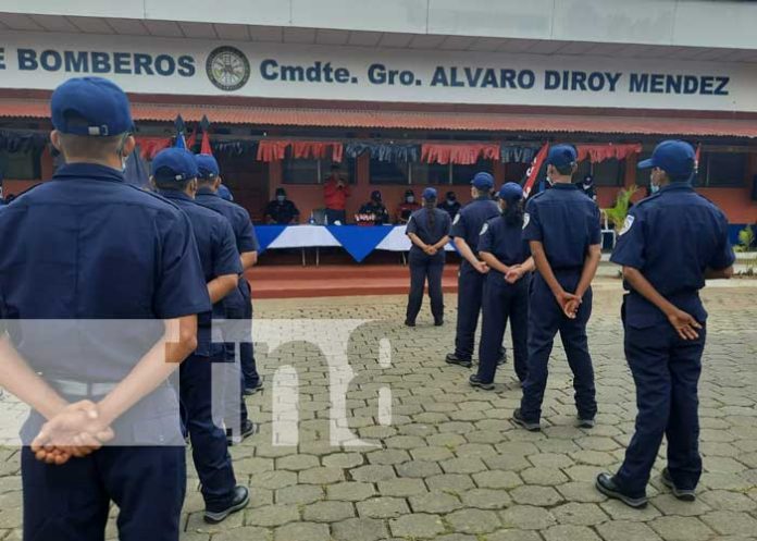 Bomberos de nuevo ingreso en la academia nacional
