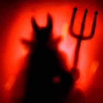 Brasileño se transformó en demonio y se despelleja parte de su cara Brasileño se transformó en demonio y se despelleja parte de su cara