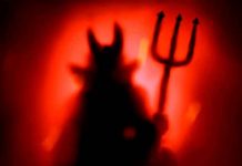 Brasileño se transformó en demonio y se despelleja parte de su cara Brasileño se transformó en demonio y se despelleja parte de su cara