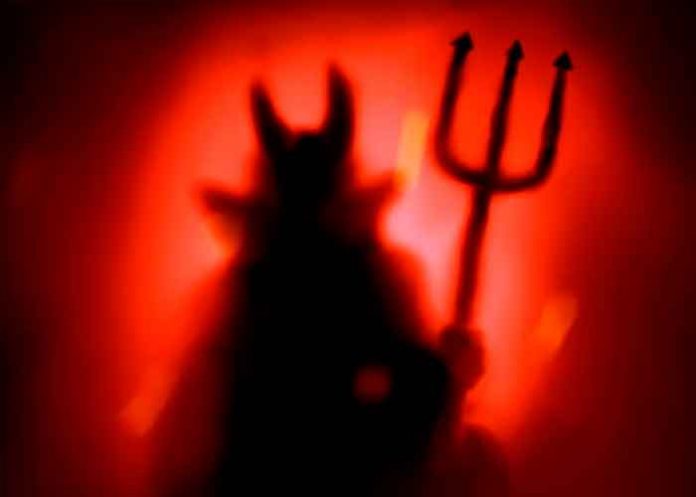 Brasileño se transformó en demonio y se despelleja parte de su cara