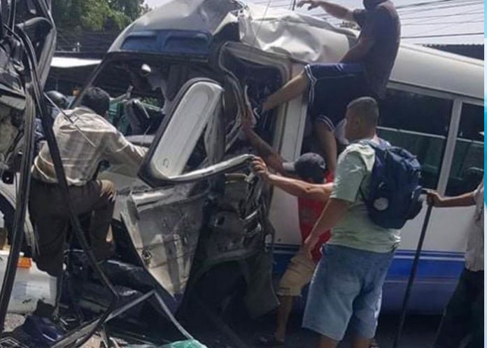 bus Foto: Choque de microbús en Ilopango El Salvador provoca una decena de lesionados / LPG