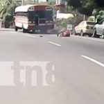 ¡Pudo haber muerto! Mujer cae de bus en marcha en Nicaragua (VIDEO) Accidente donde una mujer cayó de un bus en marcha en León