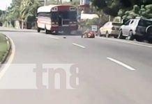 ¡Pudo haber muerto! Mujer cae de bus en marcha en Nicaragua (VIDEO) Accidente donde una mujer cayó de un bus en marcha en León