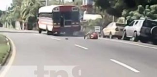 Accidente donde una mujer cayó de un bus en marcha en León
