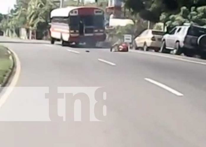 Accidente donde una mujer cayó de un bus en marcha en León