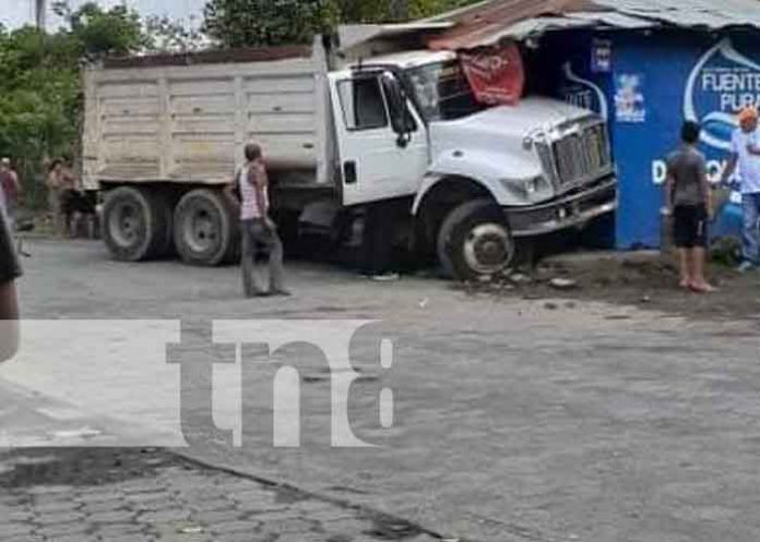 camion-2 Foto: Camión fuera de control termina dentro de pulpería en Somoto / TN8