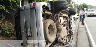 Foto: Camioneta termina en una canaleta por colisión en Managua / TN8