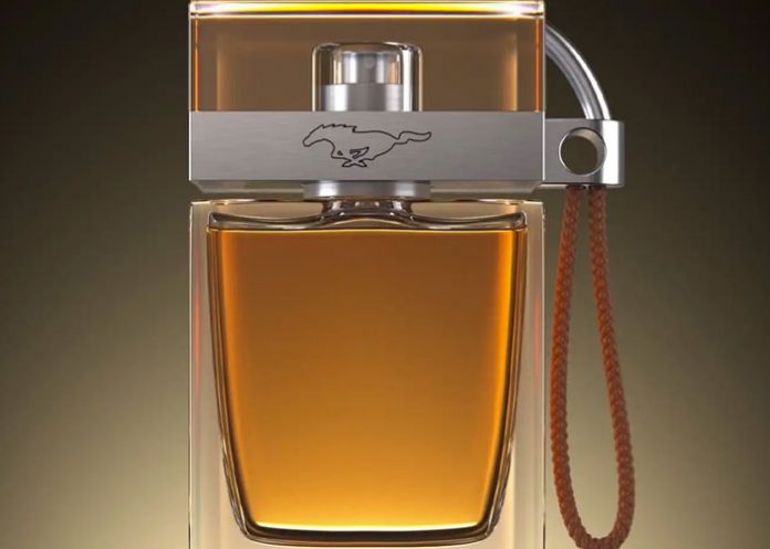 case Foto: Ford crea perfume con olor a gasolina /FORD