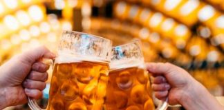 ¿Qué es mejor para combatir el calor: un té caliente o una cerveza fría?