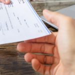 Foto: Hombre devuelve cheques y le regalan una pala en Argentina / Milenio