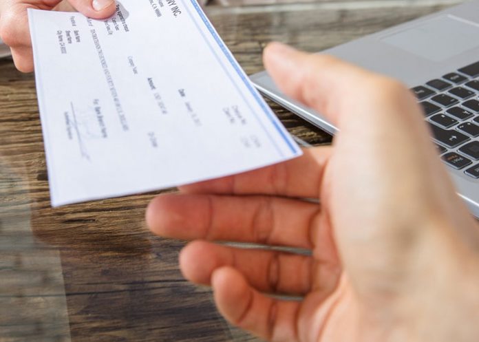 Foto: Hombre devuelve cheques y le regalan una pala en Argentina / Milenio
