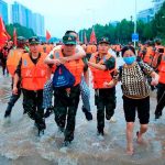 Personal de rescate haciendo labores de evacuación