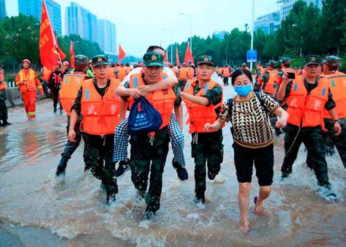 china1 Personal de rescate haciendo labores de evacuación