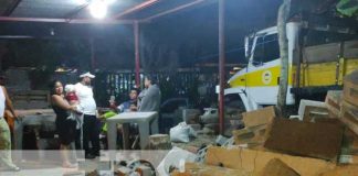Camioneta impacta con materiales de construcción en Chontales