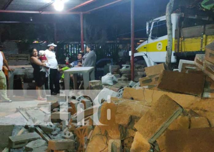 chontales-accidente-02 Camioneta impacta con materiales de construcción en Chontales