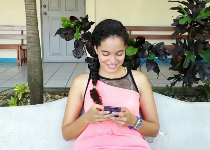 claro-nicaragua-red-social-03 Joven de Nicaragua utilizando redes sociales