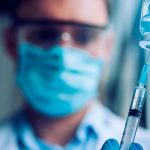 Para «protegerse» del COVID-19 acude a vacunarse vestida de unicornio en Lima Foto: Acude a vacunarse vestida de unicornio en Lima / Referencia