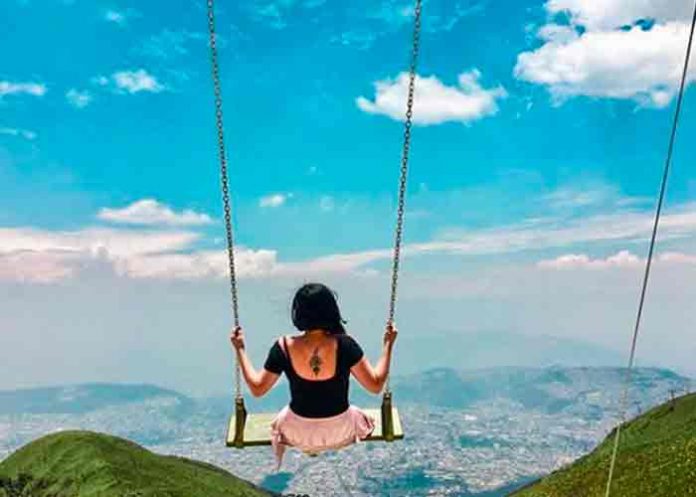 El aterrador momento que vivieron 2 mujeres sobre un columpio en Rusia