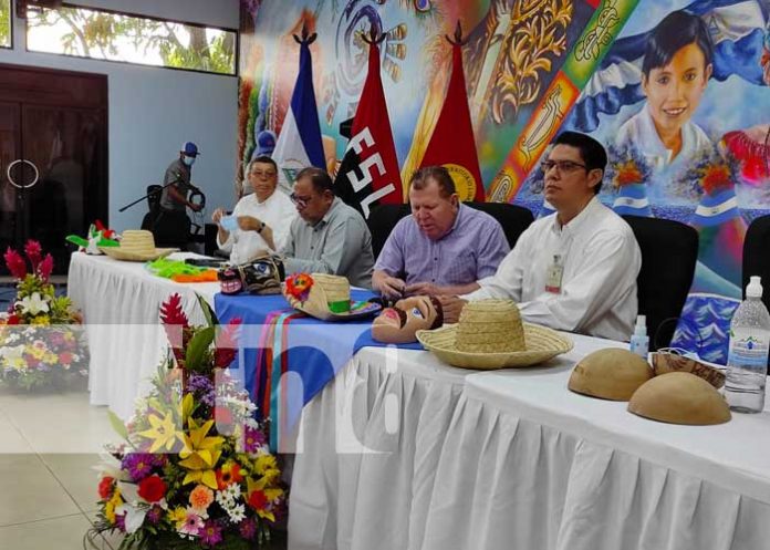 Autoridades del MINED anunciando congreso de arte y cultura