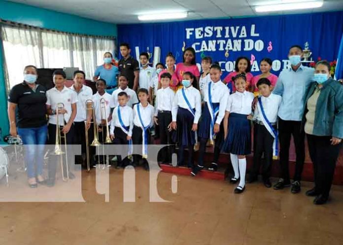 Estudiantes saludan el 42/19 con el 