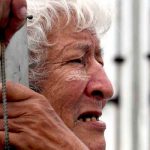 Echado a la calle: Edwin el abuelito perdió su casa y vive en un contenedor por culpa de su sobrina