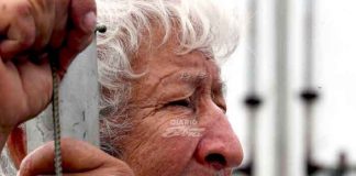 Echado a la calle: Edwin el abuelito perdió su casa y vive en un contenedor por culpa de su sobrina