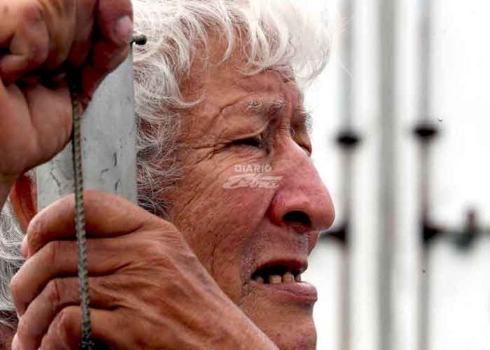 Echado a la calle: Edwin el abuelito perdió su casa y vive en un contenedor por culpa de su sobrina