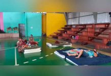 Al menos 2.362 personas en albergues por afectaciones de lluvias en Costa Rica Varias personas acostadas en unas colchonetas