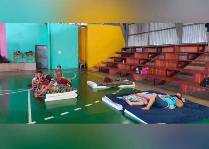 costa2 Varias personas acostadas en unas colchonetas