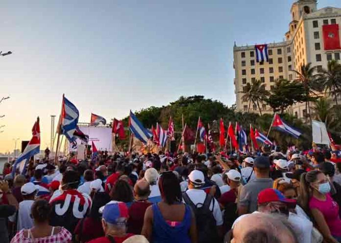 cubanos-malecon- Cubanos se manifiestan en defensa de la Revolución