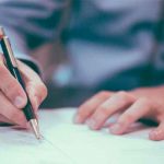 Hombre escribe su currículum a mano y recibe 30 ofertas de trabajo