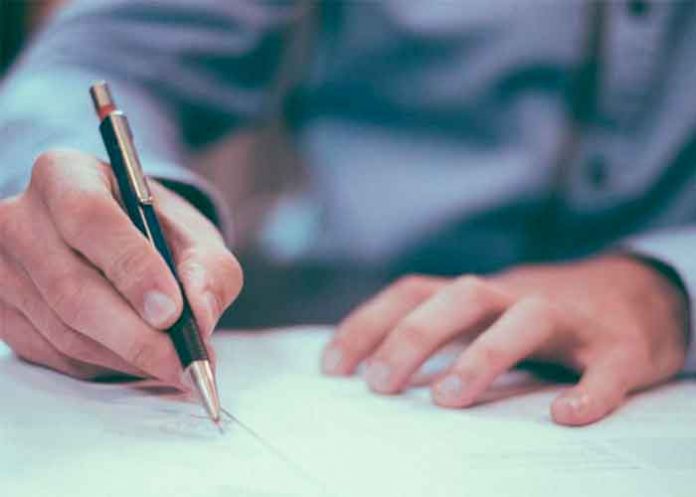 Hombre escribe su currículum a mano y recibe 30 ofertas de trabajo