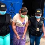 Guatemala: Mujer detenida tras dar a fumar marihuana a su hija de 4 años guatemala, detencion, mujer, nima, fumar, marihuana,