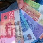 El camino de las microfinanzas en Nicaragua: Óptimo y creciendo en 2024 Fajo con distintos billetes del dinero en Nicaragua