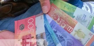 Fajo con distintos billetes del dinero en Nicaragua